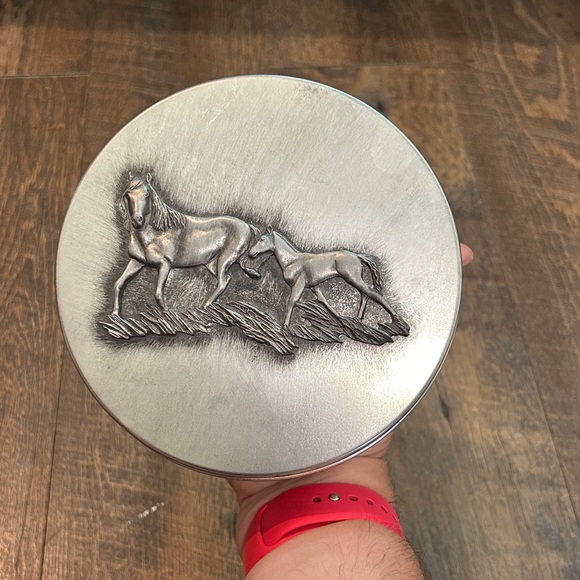 Vintage Metzke Pewter Embossed Horse Equestrian Tin‎ Trinket Round Lidded Horses - Picture 2 of 6